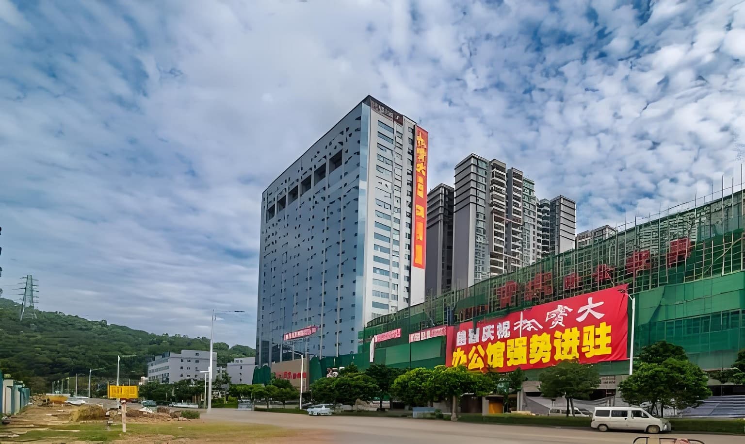 雍华源商务大厦实景图